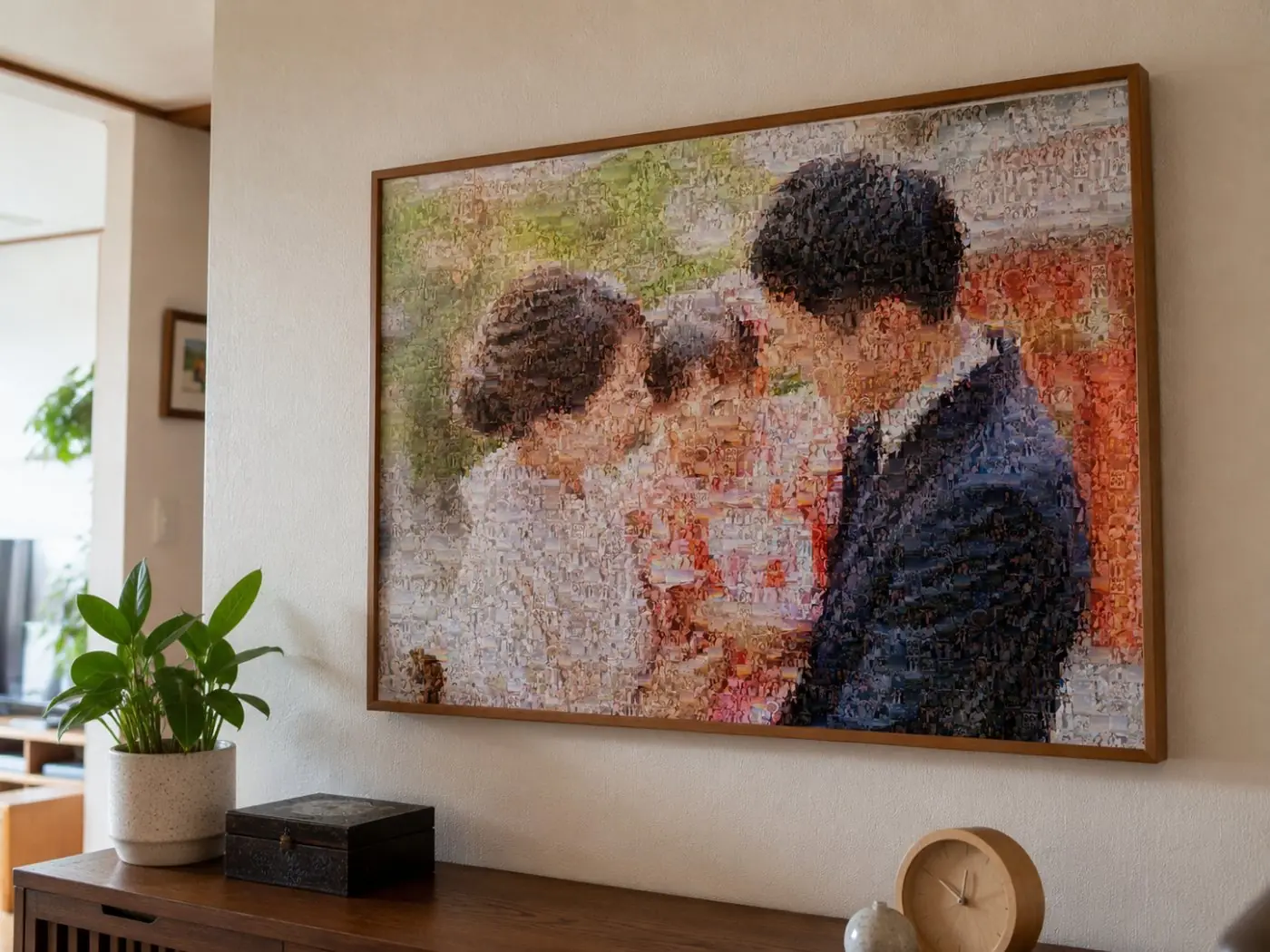 お子さまを囲むご家族の写真から組み上げた作品が、和室の壁に掛かっている様子