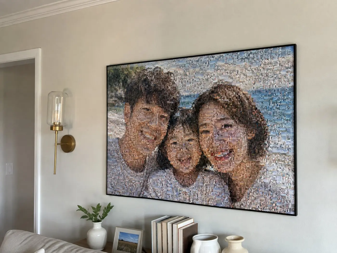 家族三人の写真から組み上げた作品が、リビングの壁に掛かっている様子