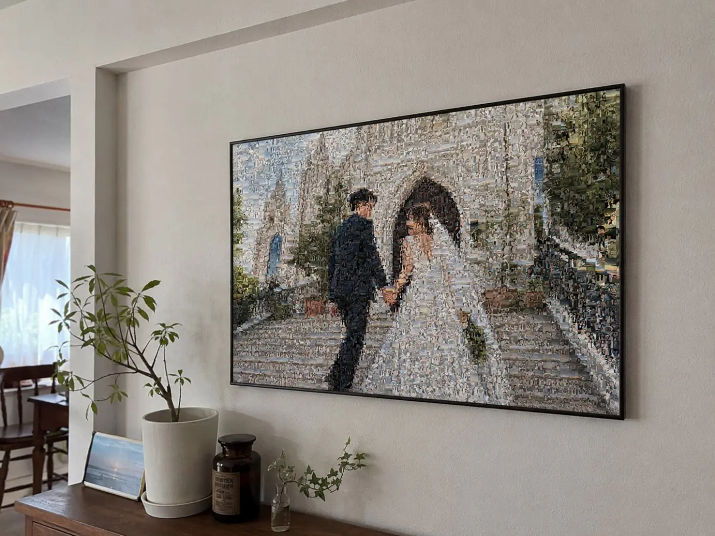 結婚式の一枚から組み上げた作品が、黒い細フレームで壁に掛かっている様子